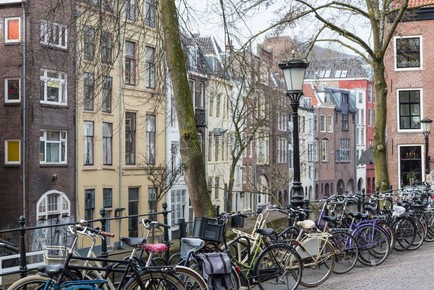 荷兰城市乌得勒支有自行车和古老历史房屋图片