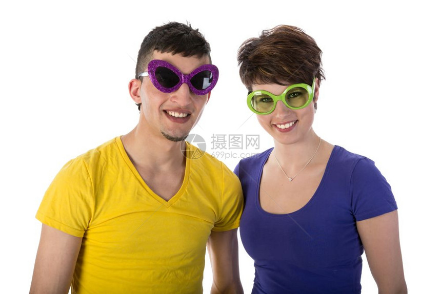 有趣的一对夫妇与太阳眼镜隔离在白色上图片