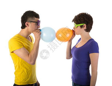 带着太阳眼镜吹气球的男人和女背景图片