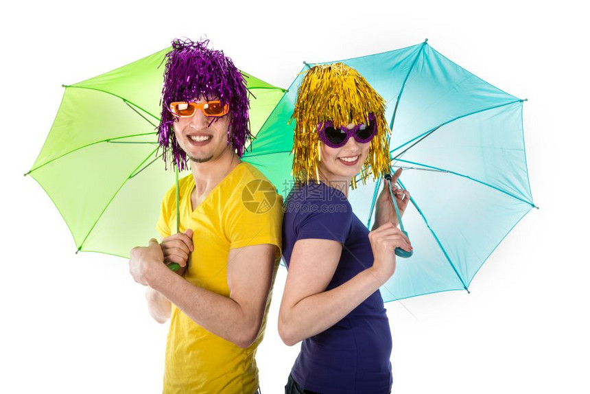 配有太阳眼镜假发和雨伞的情侣图片