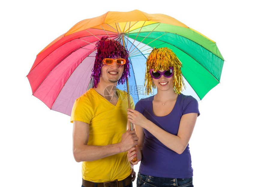 有一对太阳眼镜和假发被彩虹雨伞遮盖的情侣图片