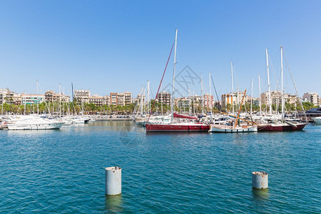 西班牙巴塞罗那港的游艇图片