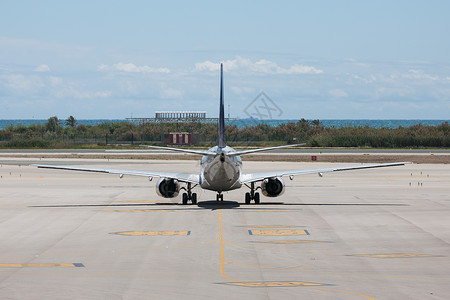 飞机已准备就绪起飞前往西班牙巴塞罗那机场图片