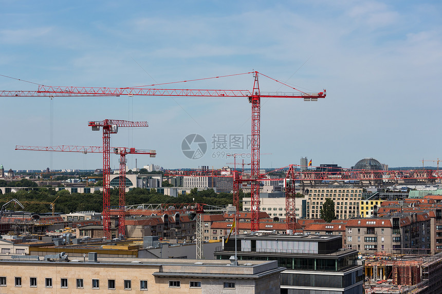 柏林的空中城市风景带有建筑起重机图片