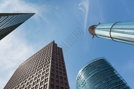 柏林波茨达默普拉附近现代摩天大楼的向上视图背景图片