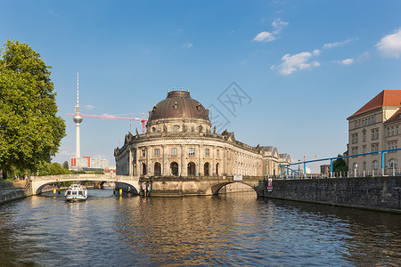 德国柏林市中心的斯普里河和亚历山大广场电视塔上的博物馆岛屿图片