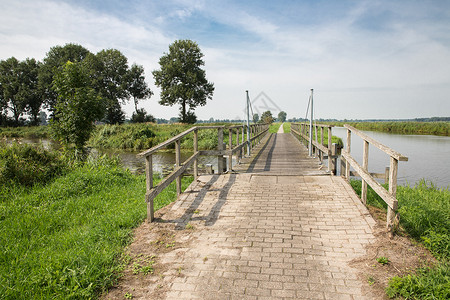 荷兰公园韦里本的木桥高清图片