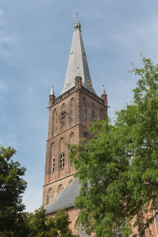 面对蓝天的荷兰教堂塔图片