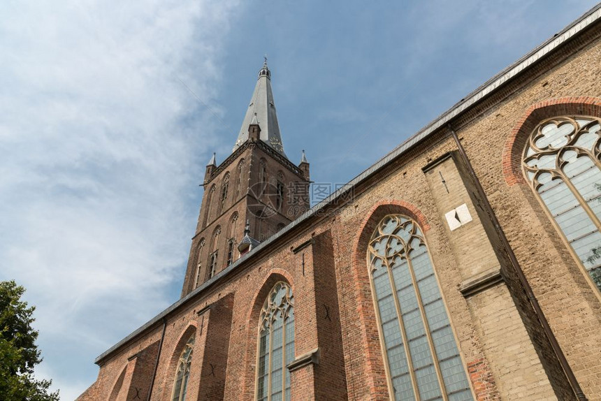 荷兰教堂与高塔对着蓝天图片