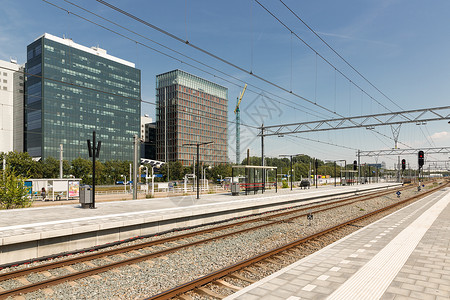 荷兰首都阿姆斯特丹设有办公楼的火车站图片