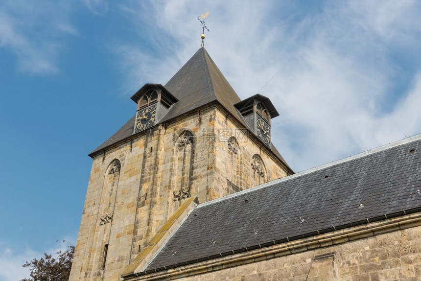 荷兰教堂与高塔对着蓝天图片