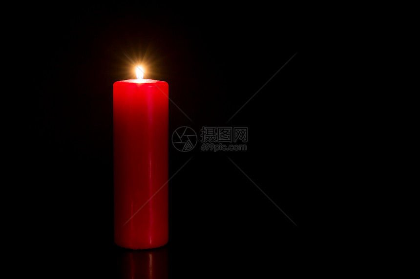 黑色背景的红蜡烛图片