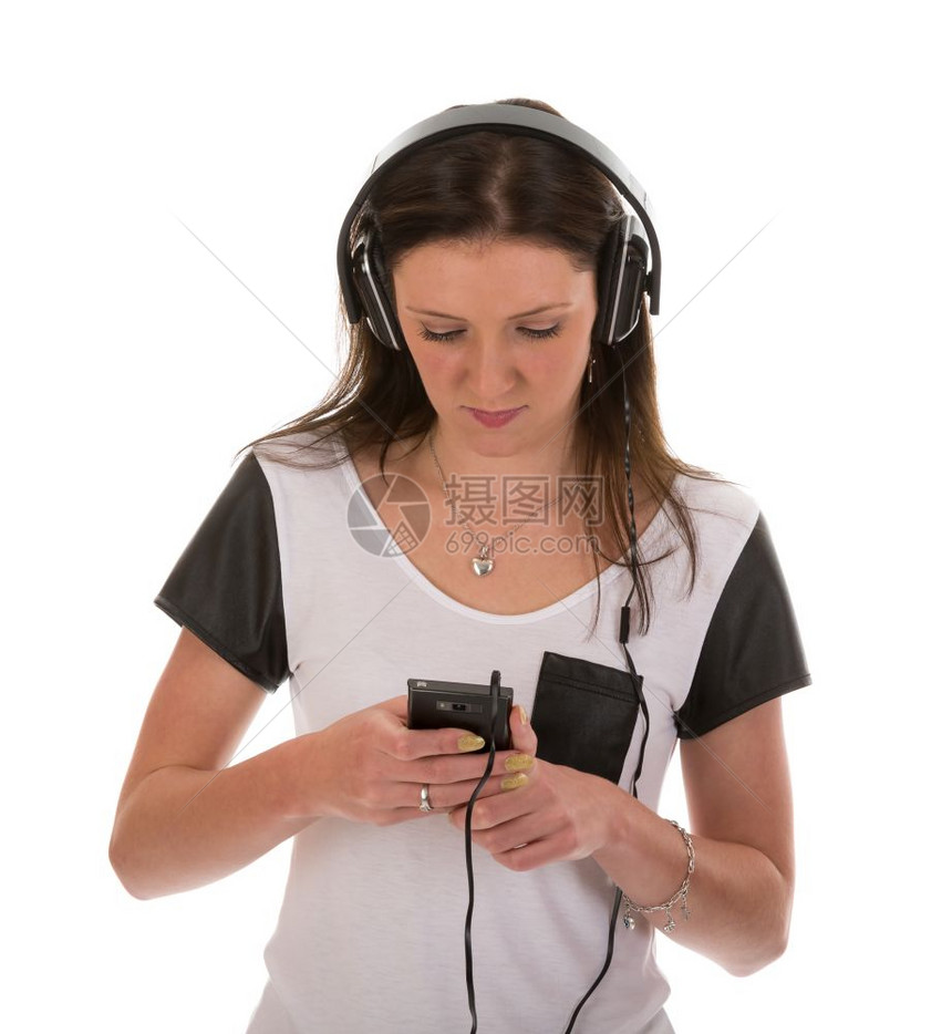 用耳机收听其电话音乐的集中妇女图片