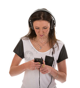 用耳机收听其电话音乐的集中妇女背景图片