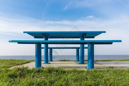 荷兰海岸钢铁野餐桌图片