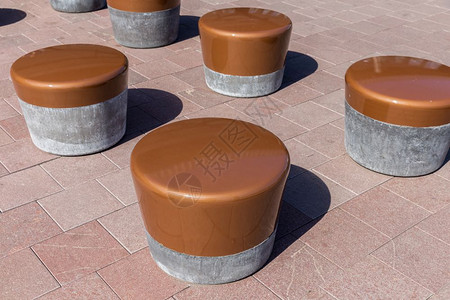 荷兰广场现代圆形石块席位图片