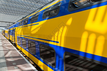 荷兰火车站的黄色大背景图片