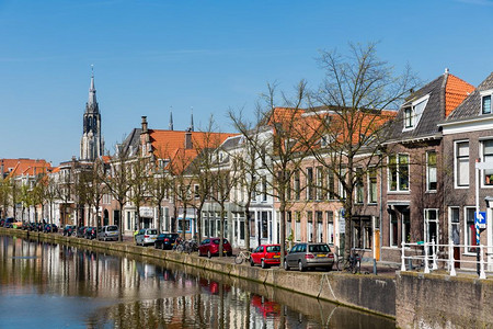 荷兰Delft市风景有运河和历史房屋荷兰图片