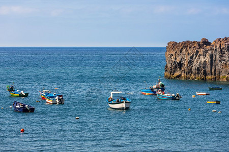 葡萄牙马德拉岛卡洛沃斯附近的渔船图片