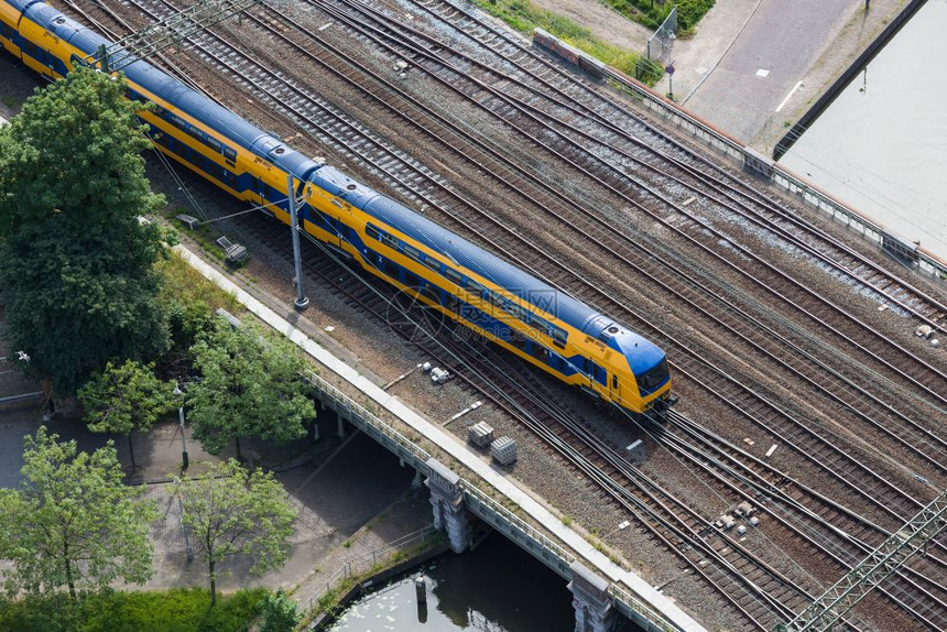 荷兰火车在穿越运河的桥上空中观察图片