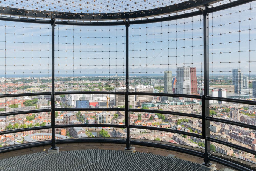 在一座摩天大楼上查看平台对荷兰城市海牙进行空中观察图片