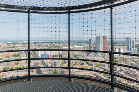 在一座摩天大楼上查看平台对荷兰城市海牙进行空中观察图片