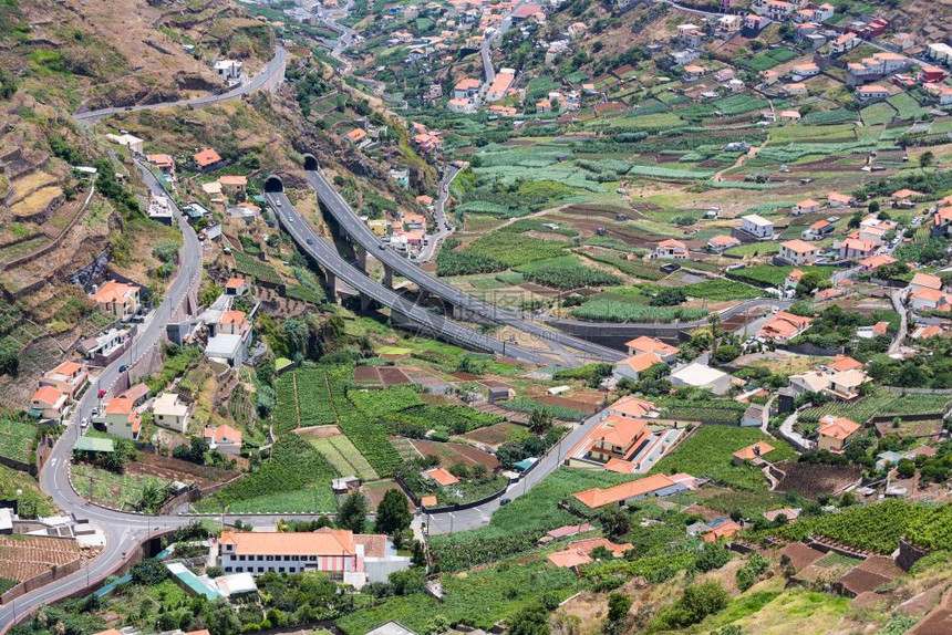 葡萄牙马德拉岛山区小村庄和高速公路的空中观察图片