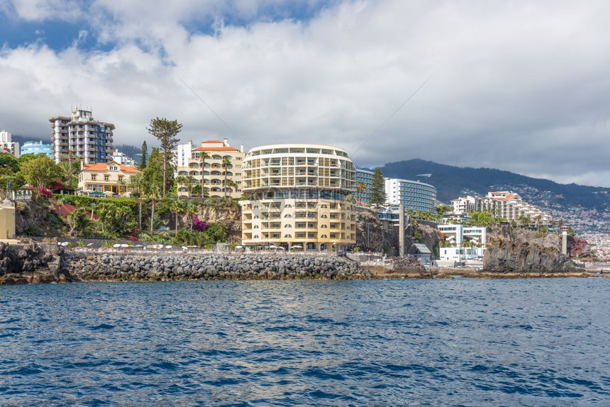 马德拉岛与若干现代富查尔旅馆的海景岸线图片