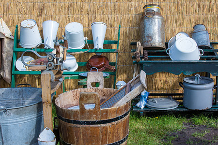 传统土豆农用具有洗手盆和水桶图片