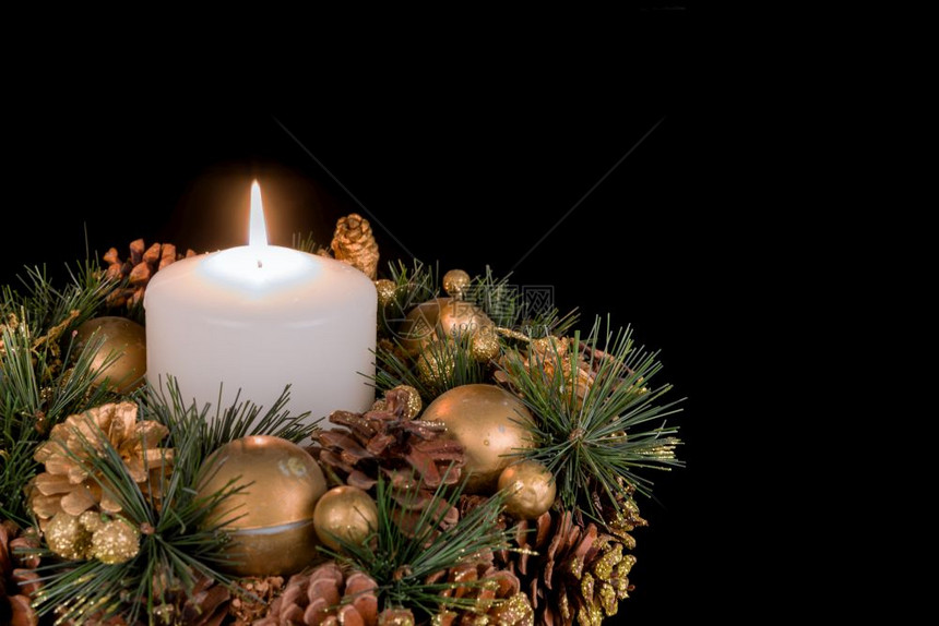 圣诞节装饰品黑色背景的白蜡烛和松苹果图片