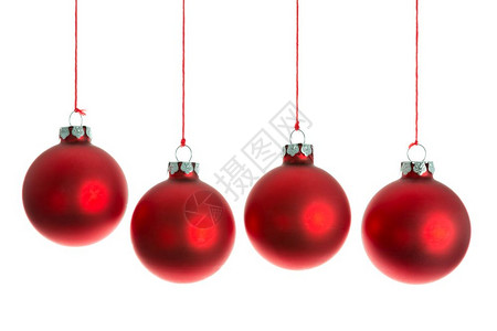 红圣诞球挂在白色的绳子上图片
