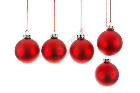 红圣诞球挂在白色的绳子上高清图片