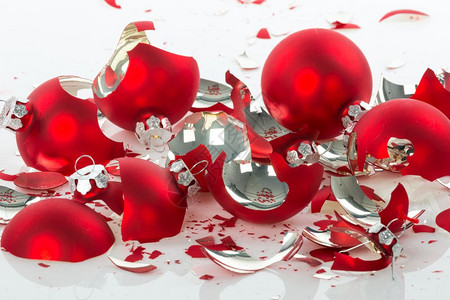 红色打破的圣诞球在白色背景上圣诞球在白色背景上折断白色背景上折断图片