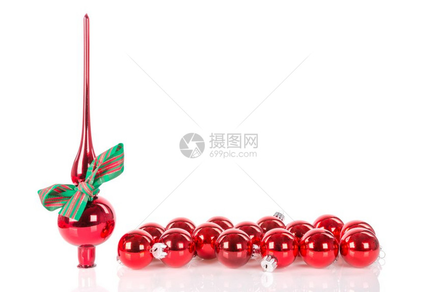 配有丝带和红圣诞球的峰顶装饰图片