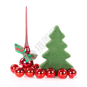 圣诞树配有装饰和红圣诞球图片
