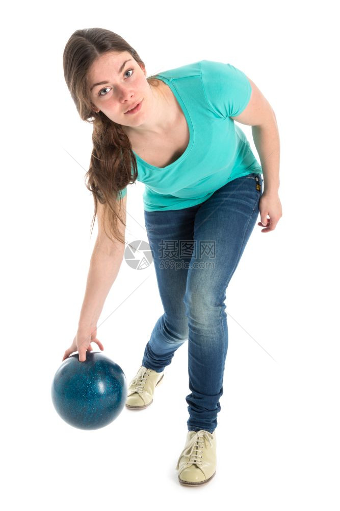 女人扔一个保龄球孤立在白色上图片
