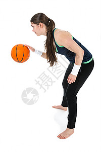 年轻女子在打篮球孤立白线上图片