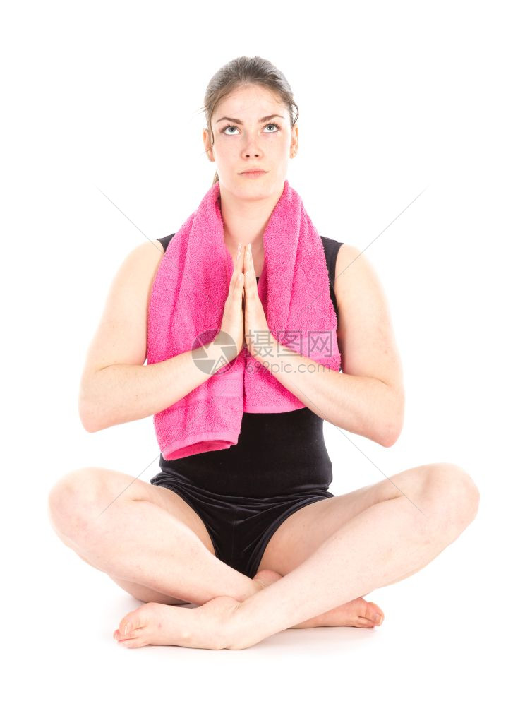 身穿紫毛巾双手合并进行调解在白色上孤立的坐着妇女前视线图片