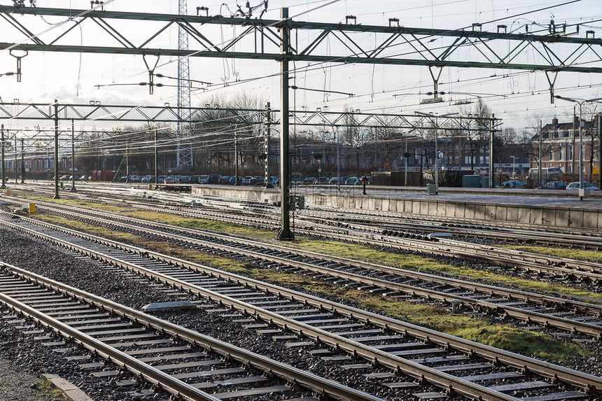 海牙荷兰火车站日清晨的铁路轨迹图片
