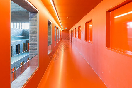 现代内部建筑有开放窗户几层楼和橙色油漆通道图片
