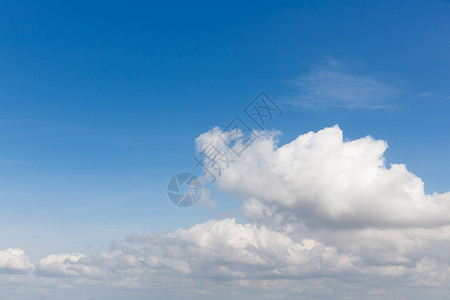 荷兰有云的蓝天背景图片