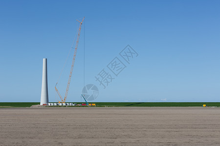 在荷兰田地建造新的风力涡轮机图片