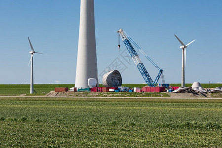 荷兰农田通过巨型新风力涡轮机取代旧风力涡轮机图片
