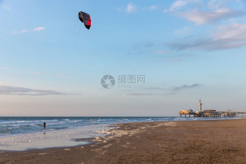 晚上在荷兰海岸边Kite冲浪在著名的Scheveningen码头观光图片