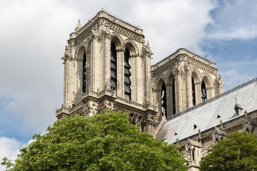 法国巴黎春季圣母教堂塔楼图片