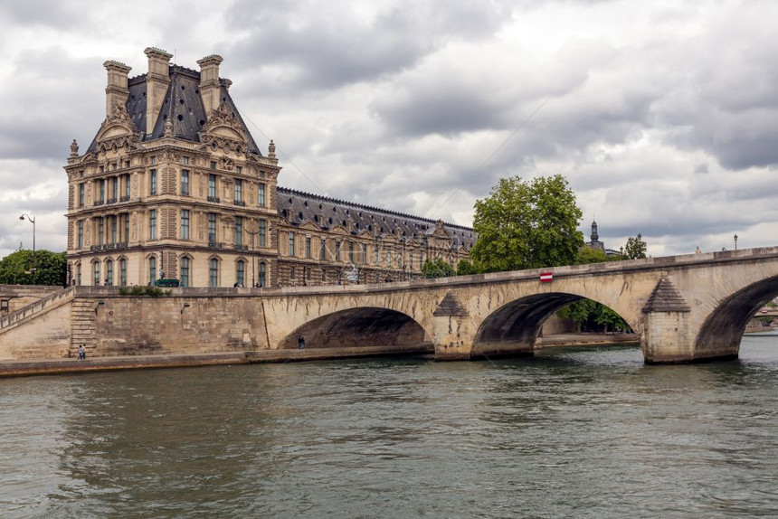 在塞纳河的皇家庞可以看到最西南的卢浮宫著名巴黎博物馆图片