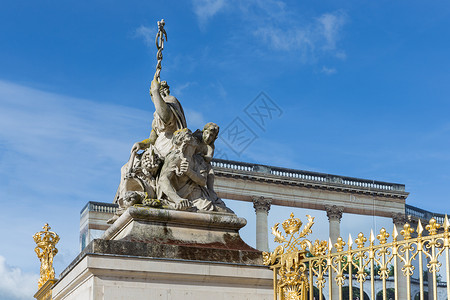 法国巴黎凡尔赛宫入口附近的雕像图片
