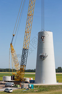 荷兰工人忙于建造新的大风涡轮机图片