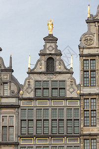 比利时安特卫普GroteMarkt广场带有屋顶装饰品的中世纪房屋图片