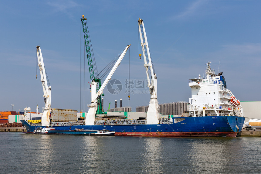 安特卫普港货船停泊在比利时大起重机码头图片